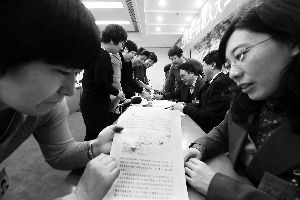 人大代表們就各自關心的話題熱烈討論。