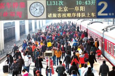 昨天，由北京開出的列車途經(jīng)安徽亳州火車站，大量旅客回到家鄉(xiāng)
