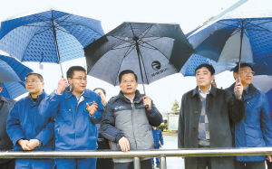 2月7日，省委書記強(qiáng)衛(wèi)冒雨在江西銅業(yè)集團(tuán)調(diào)研。記者 梁振堂 攝