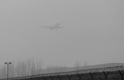 在首都機(jī)場(chǎng)，飛機(jī)在霧霾中降落。