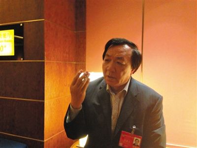 　昨日，在接受采訪時，何香久強調(diào)，大多公務(wù)員是勤勉工作的。