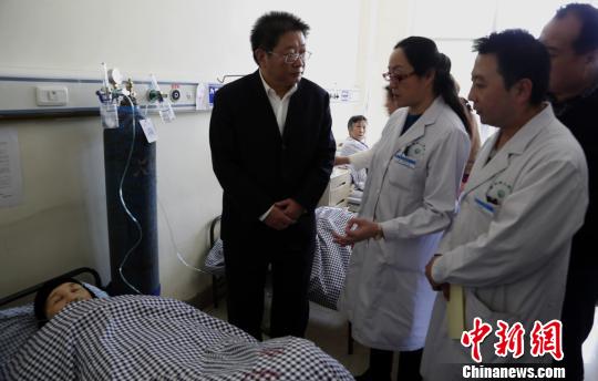 圖為青海省委常委、西寧市委書記毛小兵正在詢問患者病情。　羅云鵬　攝