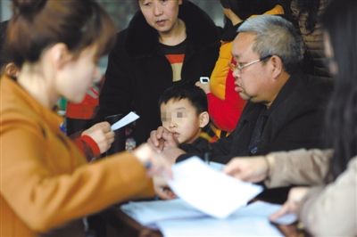 昨日，家長為服用藥品的幼兒登記參加體檢。西安兩所幼兒園長期給園內(nèi)幼兒集體服用“病毒靈”。