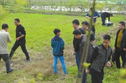 少年指認藏槍地點。