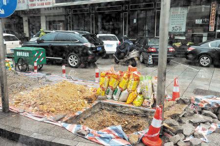 遠大一路兩側(cè)，市政工程開挖的一個個大坑沒有進行圍擋，碎石、黃土、彩條布散落一地，過往市民避之不及。