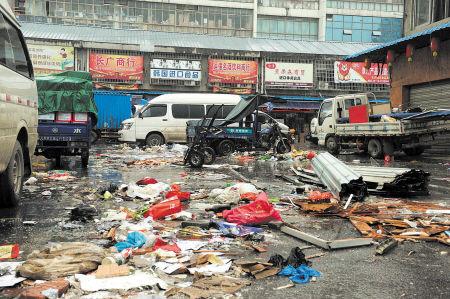 高橋大市場內(nèi)，大量的垃圾雜亂無章地堆放，商戶搬遷時留下的垃圾丟棄在市場內(nèi)無人問津，觸目驚心。