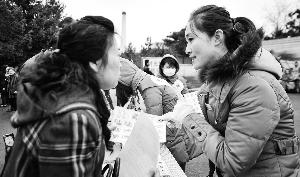 墓區(qū)服務(wù)員（右）見證了喪葬“綠化進(jìn)程”。新華社發(fā)
