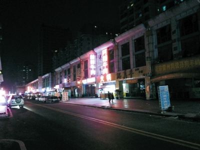 3月11日，掃黃后晚上8點(diǎn)天鵝湖路冷清的街道。以前，這里都是人和車輛，街邊站滿了小姐。新京報記者 林野 攝
