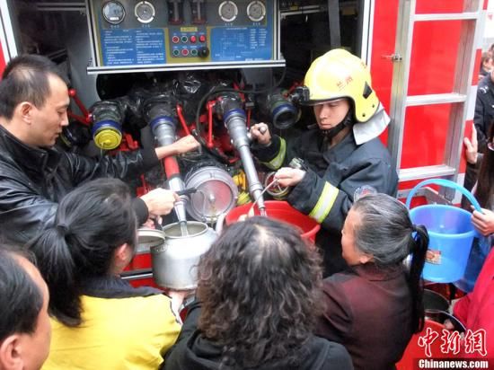 　4月11日，蘭州市自來水苯含量嚴重超標，蘭州啟動公共突發(fā)事件應急機制，緊急調(diào)配安全水源在居民區(qū)投放，圖為消防隊給西固蘭玻西社區(qū)居民送來水，市民排隊取水。裴強 攝 圖片來源：東方IC 版權作品 請勿轉(zhuǎn)載