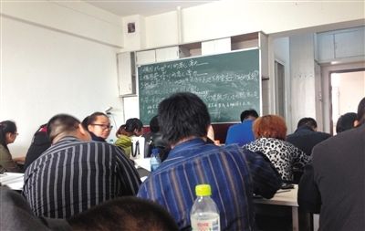 5月6日，大慶市，油田實(shí)行招工考試后，出現(xiàn)了各種考前輔導(dǎo)班。