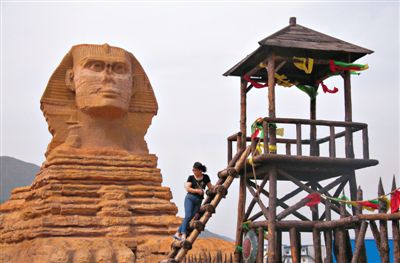 一游客在河北石家莊某地的“獅身人面像”前。