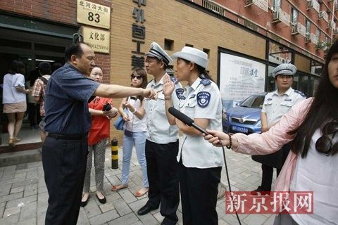 市環(huán)保局和東城區(qū)環(huán)保局聯(lián)合出動，再次檢查國家文物局食堂環(huán)境污染問題，在門口受阻。新京報記者 高瑋 攝