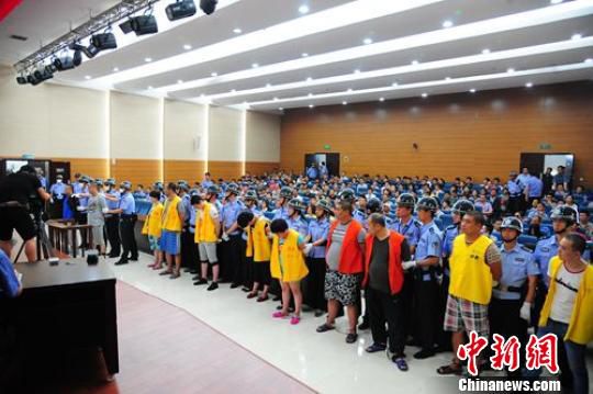 徐州市中級人民法院召開毒品犯罪案件集中宣判大會,11名被告人被判處死刑、無期徒刑和有期徒刑不等。