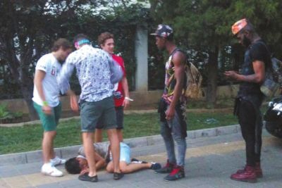 外籍男子路邊發(fā)現(xiàn)醉漢將其圍住。