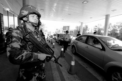 武警持槍警戒進(jìn)駐檢查站。