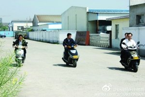網(wǎng)友稱儀征市委書(shū)記程希騎摩托車下鄉(xiāng)沒(méi)戴頭盔。