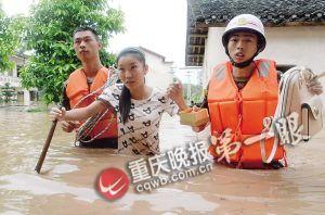 長壽區(qū)，消防官兵搜救被困群眾。