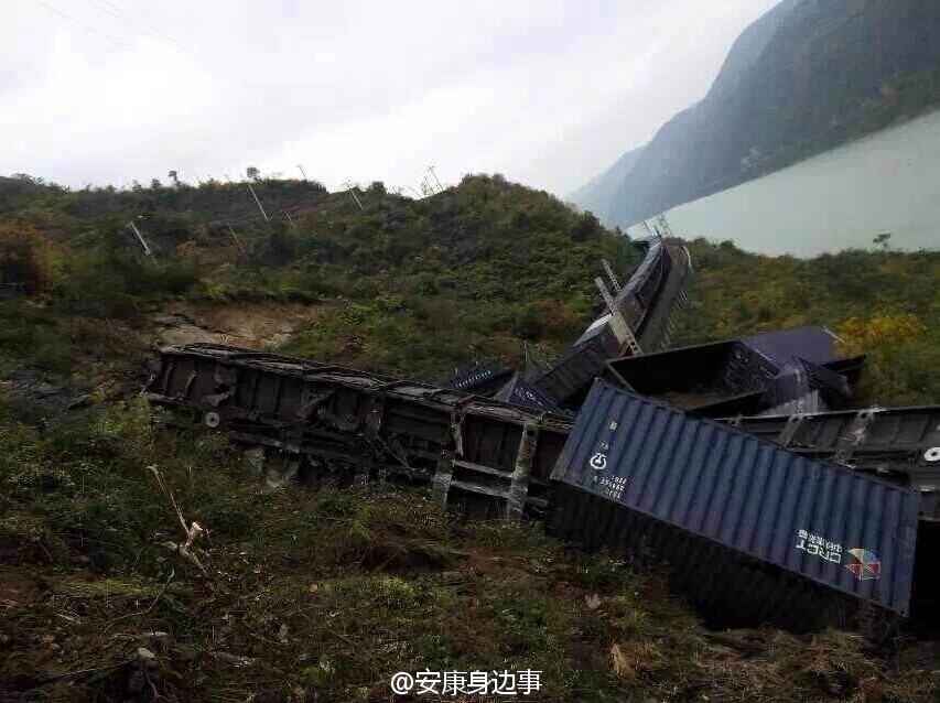 襄渝鐵路旬陽至棕溪上行線發(fā)生山體塌方，致使75228次貨物列車8節(jié)車廂脫線。圖片來源于網(wǎng)絡