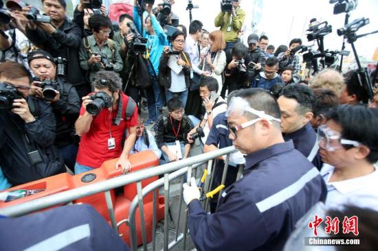 11月18日上午，香港法庭頒令執(zhí)達(dá)主任展開清除在金鐘中信大廈外的障礙物，先后清理了龍匯道上的鐵馬，警