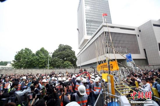 12月11日上午，香港非法“占領(lǐng)區(qū)”清除障礙物。