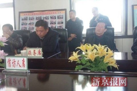 訪民代表與縣領導開會協(xié)商時，副縣長頭靠椅背睡著10分鐘左右。受訪對象供圖