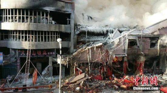 2015年1月3日，哈爾濱市道外區(qū)太古街著火塌方現(xiàn)場，火又燒了起來