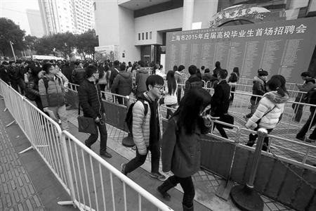 昨天的應(yīng)屆生招聘會(huì),舉辦方上海國(guó)際展覽中心配備了足夠的警力、安保和工作人員，整個(gè)排隊(duì)隊(duì)伍被分割成數(shù)段