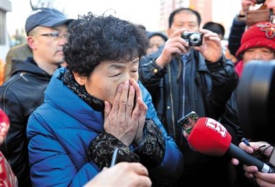 2月9日，呼格吉勒圖的母親尚愛云在旁聽趙志紅案后，接受媒體采訪時落淚。新華社記者 任軍川 攝