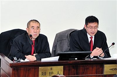 1月5日，呼市中院審理趙志紅案。律師謝飛（左）和張瑞軍（右）出庭為趙志紅辯護。