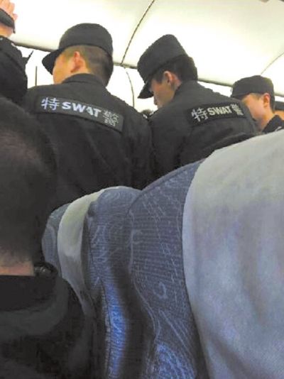 特警登機處理。