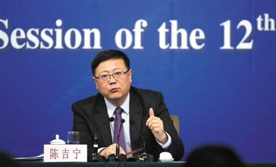 昨日，十二屆全國人大三次會議新聞中心，環(huán)保部部長陳吉寧回答中外記者提問。新京報記者 陳杰 攝