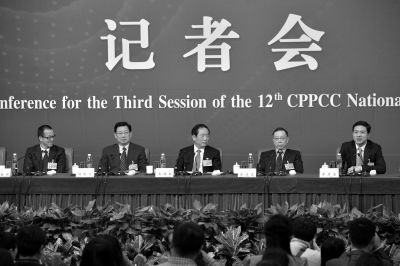 昨日，政協(xié)十二屆三次會(huì)議舉行記者會(huì)，五位嘉賓回答中外記者提問。京華時(shí)報(bào)記者王海欣攝