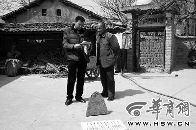 昨日，商洛市博物館工作人員（左）向李老漢講解最近出臺的《陜西省群眾保護文物獎勵辦法》