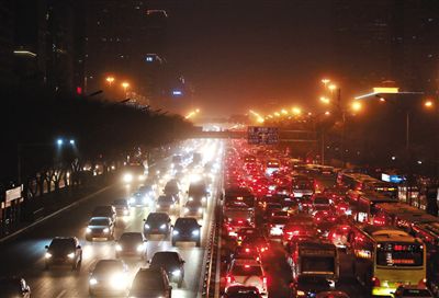 昨晚，因沙塵暴導(dǎo)致能見度低，長安街嚴(yán)重堵車。