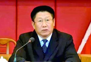 他曾身居要職，在仕途上平步青云，“連跳式”升官；他如今落馬，被查出近乎瘋狂地收受巨額利益、用公款送禮，還隱瞞“裸官”身份、在私企老板的安排下多次嫖娼、參與賭博、與多名女性通奸，被一線辦案人員形容為“五毒俱全”的干部。近日，深圳原市委常委、政法委書記蔣尊玉的貪腐歷程被披露。