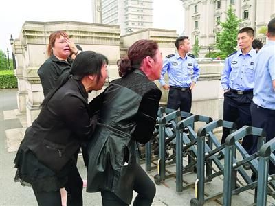 昨日，連恩青被執(zhí)行死刑。執(zhí)刑前，連恩青的父母和妹妹進(jìn)入溫嶺市看守所與連恩青見面，但其他親屬均被拒見最后一面?！”景鎴D片/CFP