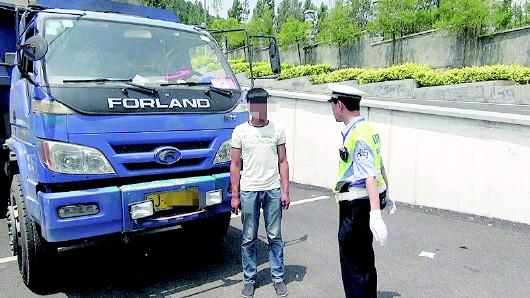 民警對持C1駕照駕駛大貨車、一年違法350余次的張某進行批評教育。