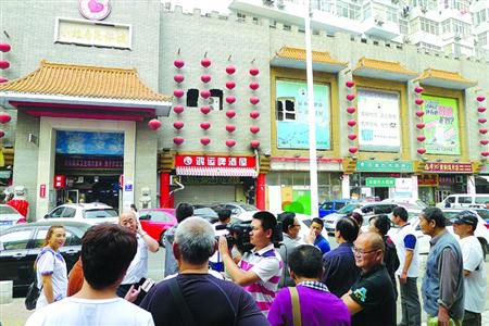 青島宰客海鮮店成“景點(diǎn)”，游人“參觀”拍照。