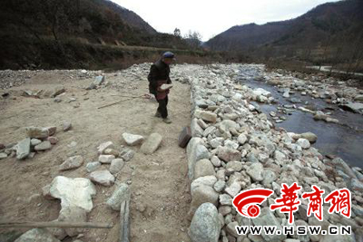 11月6日，93歲的鳳縣老人曾文財一吃完飯就又到河邊搬運石頭加固河堤了