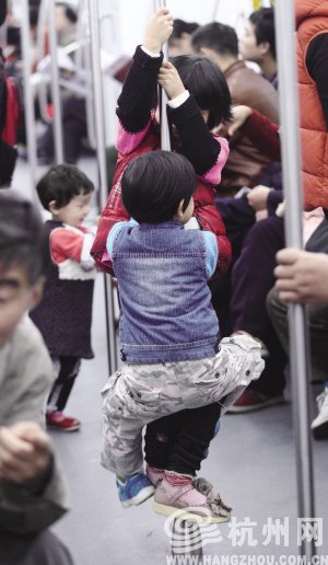杭州地鐵1號(hào)線進(jìn)行免費(fèi)試乘 小孩在車(chē)廂內(nèi)小便