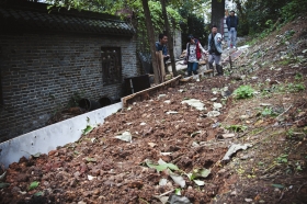 27日，天心區(qū)青山祠福王墓附近，小山坡被人開墾成梯田種菜?！　D/實習(xí)生蔣麗梅