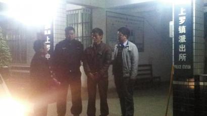 王強被抓獲歸案,右二為犯罪嫌疑人。