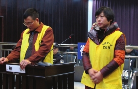 12月10日，衡陽市中級(jí)人民法院，顧湘陵（左）和妻子吳利君當(dāng)庭接受庭審。圖/通訊員李建輝