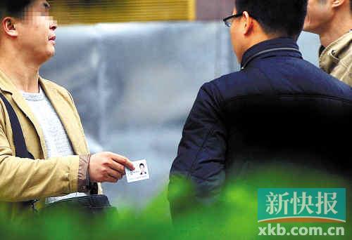在進(jìn)行了近半個月暗訪調(diào)查中，有證販子告訴記者稱，二代身份證買賣已形成產(chǎn)業(yè)鏈，不僅貨源穩(wěn)定，生意也是相當(dāng)紅火?！稣褟V場附近，一名男子正向記者兜售二代身份證。