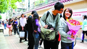 2011年11月11日，越秀區(qū)民政局，登記結(jié)婚的隊(duì)伍排了足有一百米長(zhǎng)（資料圖片）?！∮浾唿S澄鋒攝