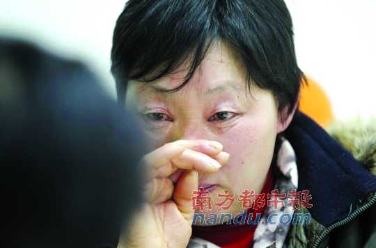 　　聽聞判決結(jié)果，被害人母親楊書會控制不住眼淚。南都記者徐文閣攝