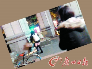 踢落剪刀后欲抱住黑衣女。
