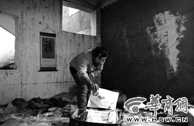 　西安市解放路與東大街十字西北角的一棟待拆遷的樓房中，陳露山整理自己每天看的報(bào)紙