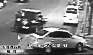 事發(fā)現(xiàn)場(chǎng)監(jiān)控錄像顯示，白圈內(nèi)的被害人老丁，正在牧馬人越野車旁收費(fèi)。 圖片來自電視截圖