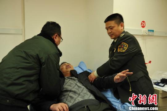 被“黑車”頂跑近5公里的執(zhí)法隊員周應鑄被送至醫(yī)院急救?！￠Z成全　攝